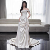 Vintage Shoulder-Tailed Light Wedding Dress White Fascling Engagement Welcome To Go Out Of The Yarn French Temperament Dress Dress HZ0517